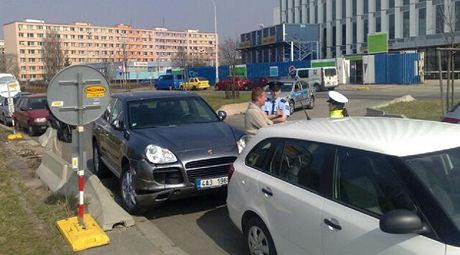 Praský lobbista a podnikatel Roman Janouek stojí u svého Porsche Cayenne...