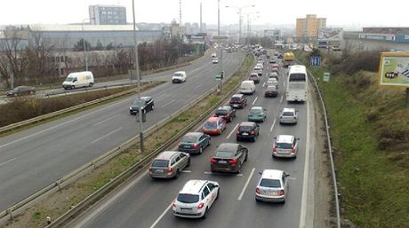 Dostat se z pruhu do pruhu na praské Jiní spojce vyaduje obas ostré lokty.