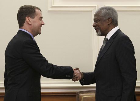 Kofi Annan a Dmitrij Medvedv pi jednání o mírové akci v Sýrii