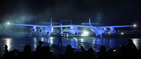 Spolenost Virgin Galactic u prodala pt stovek letenek do vesmíru.