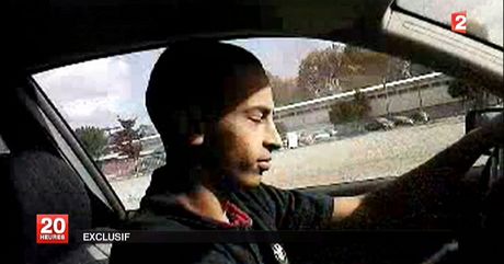 Mohammed Merah na rok a pl starých zábrech, na kterých ádí v BMW.  