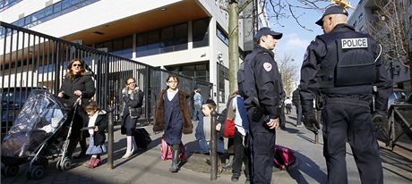 Francouztí policisté hlídají u vchodu do idovské koly v Paíi. (19. bezna