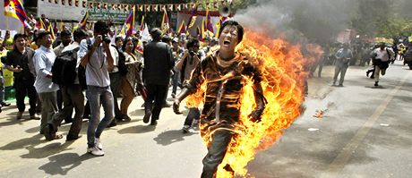 Tibeané sebezapalováním protestují proti ínské nadvlád. Ilustraní snímek
