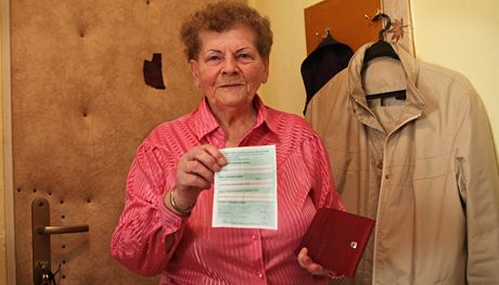 tyiaosmdesátiletá Helena Benischová ukazuje dokument nahrazující ukradený