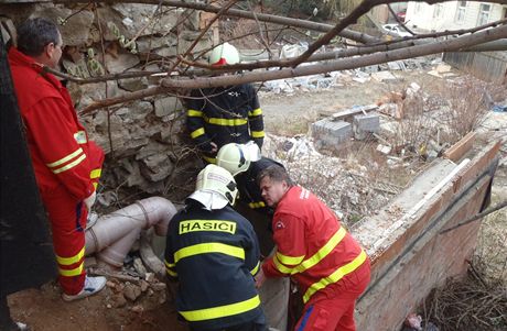 Zchrana eny, kter spadla do studny blzko centra Frdku-Mstku. (28. bezna