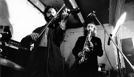 lenové Plastic People Of The Universe, violista Jií Kabe a saxofonista Vratislav Brabenec, na archivním snímku Ivana Kyncla