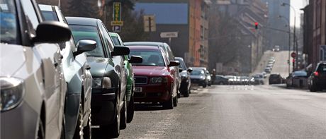 Frekventovanou Mánesovu ulici v Chebu eká uzavírka, doprava v okolních ulicích zhoustne. (Ilustraní snímek)