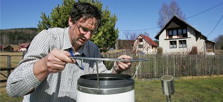 Rudolf Kovaík, pozorovatel eského hydrometeorologického ústavu v indelové, na archivním snímku.