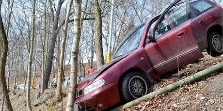 Jednadvacetiletá idika skonila se svým osobním vozem ve stráni nad bazénem