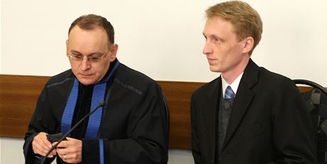 Vladimír Dub (vpravo) u okresního soudu v Tachov.