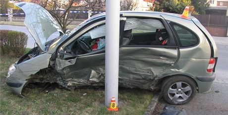 Policejn vz v civilnm proveden pi pronsledovn motorke pedjdl