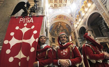 Obyvatelé Pisy v historických kostýmech slaví píchod roku 2013.