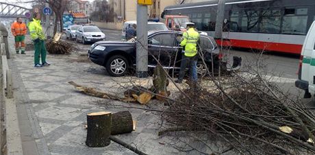 Havarovaný Volkswagen Touareg poté, co u Vyehradského tunelu perazil strom.