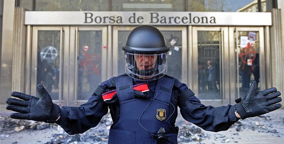 panlský policista brání barcelonskou burzu (29. bezna 2012)