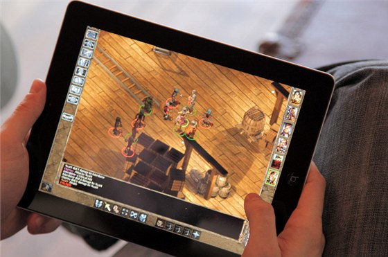 Ilustraní obrázek hry Baldur's Gate hrané na tabletu.
