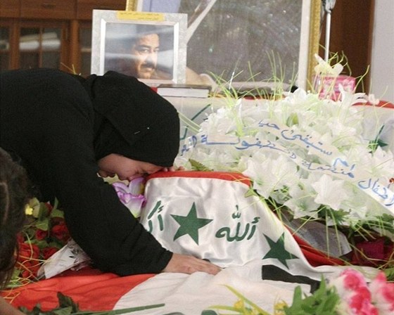 Irácká ena pláe u hrobu Saddáma Husajna, který by dnes oslavil 70. narozeniny