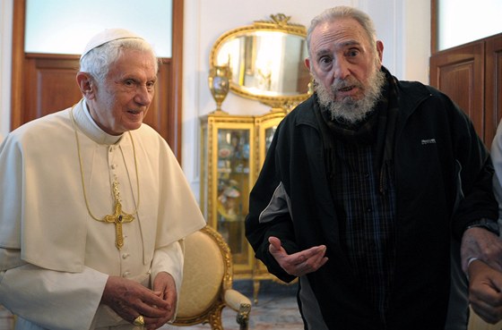Pape Benedikt XVI. se na Kub seel s Fidelem Castrem.
