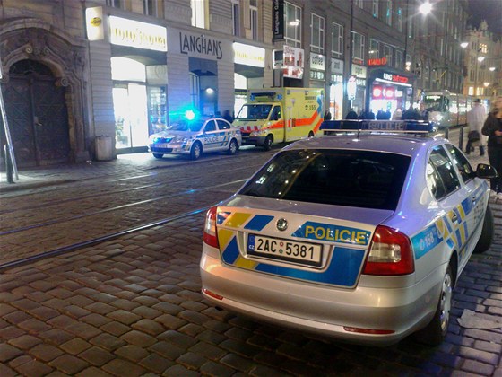 Policie a záchranái u potyky ve Vodikov ulici v Praze.