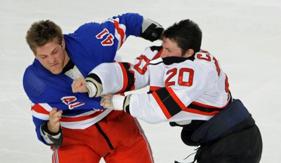 BUM. Rvaky v úvodu duelu mezi New York Rangers a New Jersey Devils se