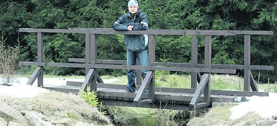 Tomá Chlubna stojí v ásti nového arboreta u ásné pod Javoicí.