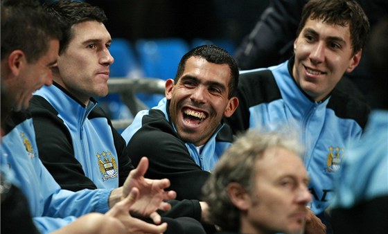 ZPÁTKY V TÝMU. Carlos Tevez (uprosted) se baví se spoluhrái z Manchesteru...