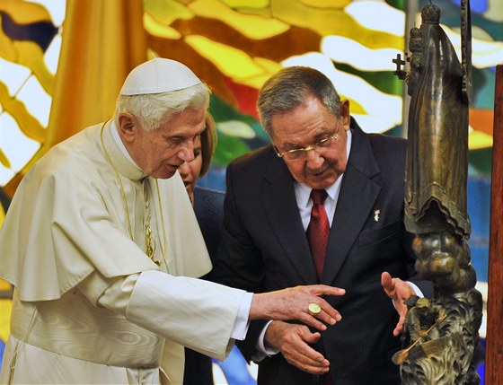 Kubánský prezident Raúl Castro ukazuje papei plastiku patronky Kuby Panny