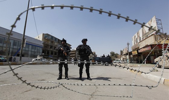 Irácké bezpenostní sloky steí checkpoint v centru Bagdádu. Msto kvli