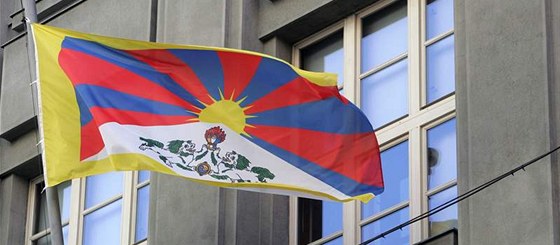 Tibetská vlajka na budov praského magistrátu. (13. 8. 2008)