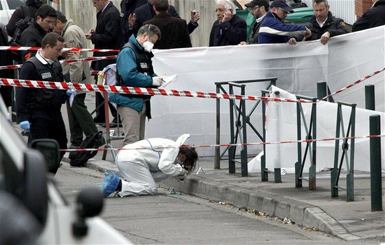 Ped idovskou kolou ve francouzském mst Toulouse zaútoil neznámý mu. Ped