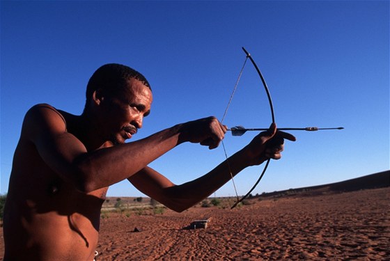Mui z kmene San k lovu stále pouívají tradiní luky.