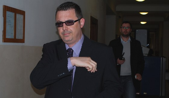 Obalovaný Jan Stoklasa pichází na jednání soudu. (22. bezna 2012)