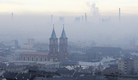 Centrum Ostravy z ochozu radniní ve v dob nejhorí smogové inverze.