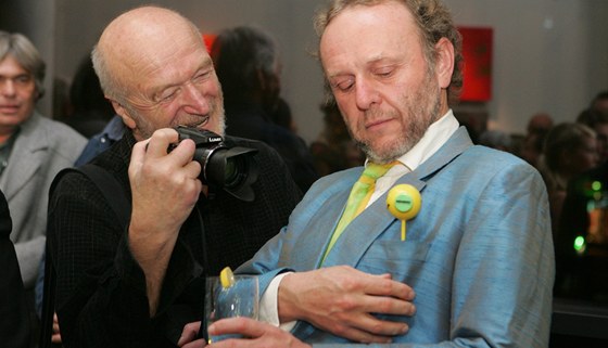 Fotograf Bohdan Holomíek na snímku s hercem Jaroslavem Dukem. 