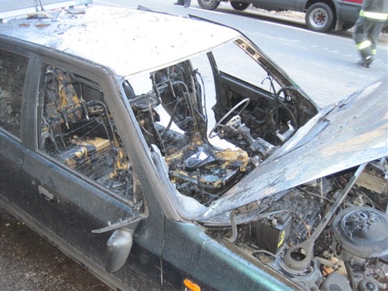 Poár osobního automobilu koda Felicia v Trutnov (28. bezna 2012)
