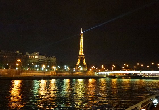 Eiffelova v bývá za tmy osvtlena a pohled na ni vytváí neopakovatelnou