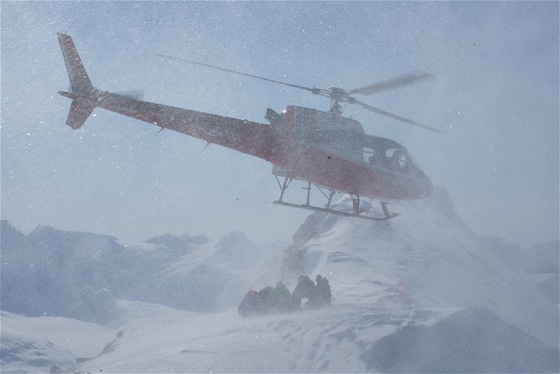 Kdykoli nastupuji do vrtulníku a sníh se pod toícím rotorem zvedá, mám pocit,...