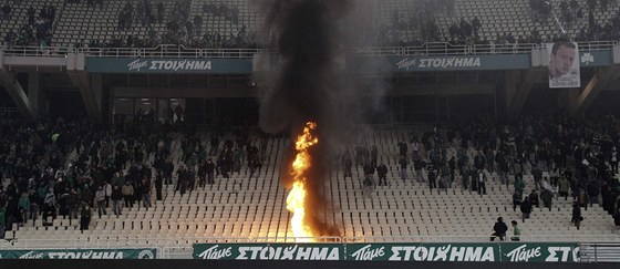 HOÍ Ohe po ádní chuligán vzplál na Olympijském stadionu v Aténách pi