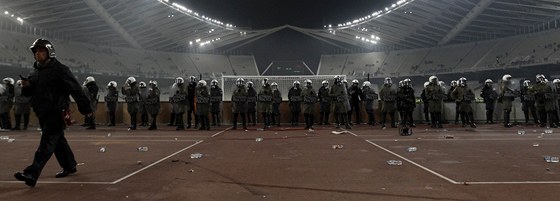 VÁLENÁ ZÓNA Policisté na Olympijském stadionu v Aténách ped derby