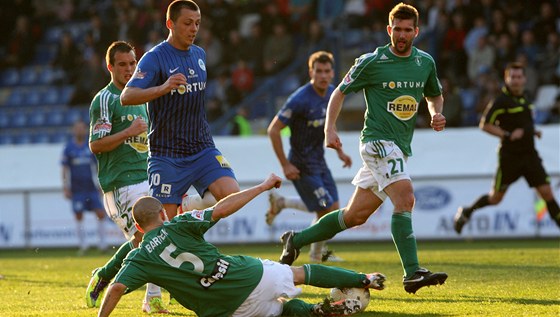 Liberecký Milo Bosani se snaí projít obranou Bohemians, na zemi ho