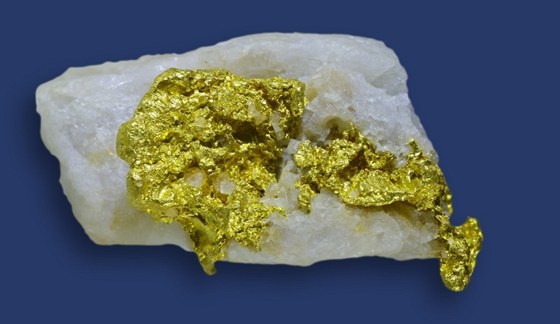 Zlatý nález v kemeni z australského Ballatu. Skutená velikosti je zhruba 3,5