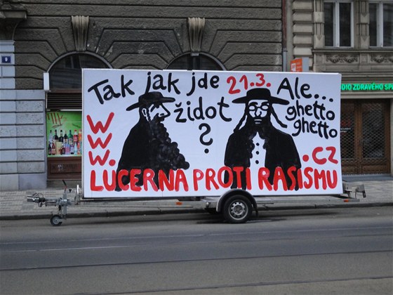 Na koncert proti rasismu zve originální pojízdný billboard.