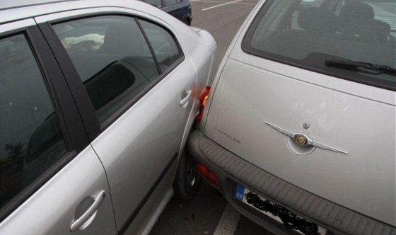 Mu si patn zabrzdil auto, rozjelo se mu a narazilo do nedaleko stojící