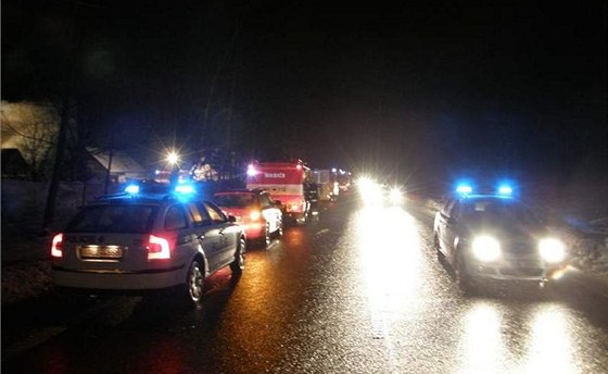 Za tmy. Na míst nehody, která se odehrála v noci na sobotu v Olbramicích, zasahovali policisté i záchranái. Ilustraní foto