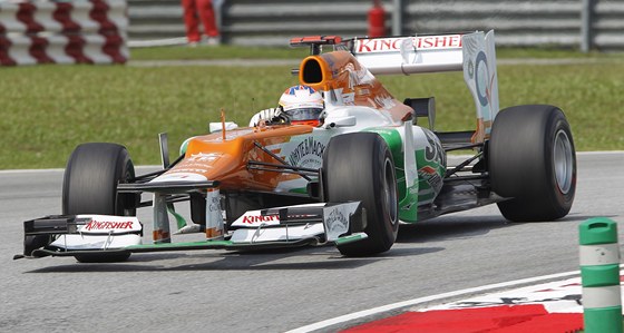 V ZATÁCE. Paul di Resta z týmu Force India pi tréninku na Velkou cenu