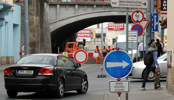 Prokopova ulice v Plzni byla kvli rekonstrukci jednoho ze dvou zdejích elezniních most uzavena u loni. Letos se opravy doká i druhý most a motoristy i idie trolejbus eká znovu objíka.