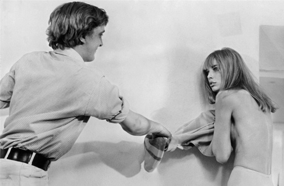 David Hemmings a Jane Birkinová ve filmu Zvtenina