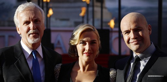 James Cameron,  Kate Winsletová a  Billy Zane na svtové premiée filmu Titanic...