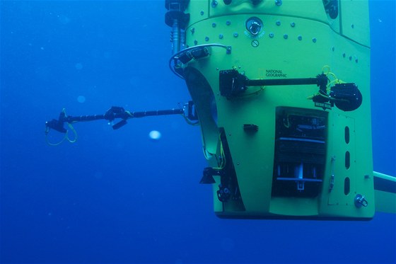 V této ponorce Deepsea Challenger dosáhl americký filmový reisér James Cameron...