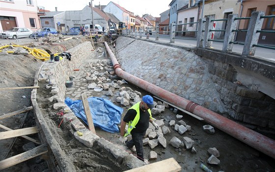 Vodu z Farského potoka zadrí lépe upravené koryto.