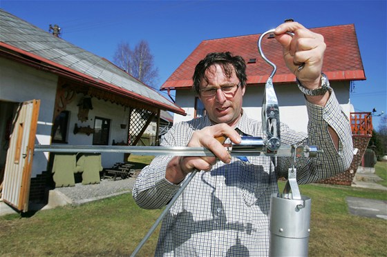 Pozorovatel poasí Rudolf Kovaík ze indelové se zaízením pro mení výky snhu.